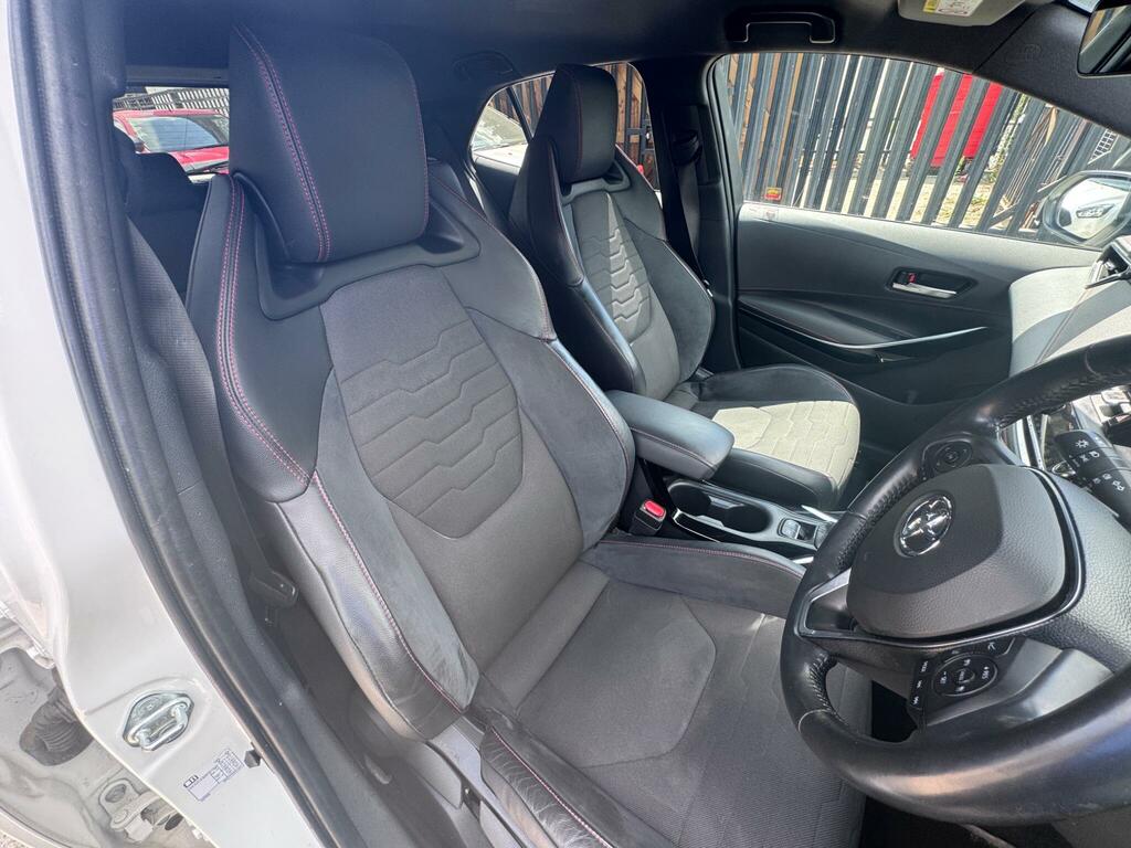 Toyota Corolla Corolla Excel Vvt-i Hev Cvt Red #18