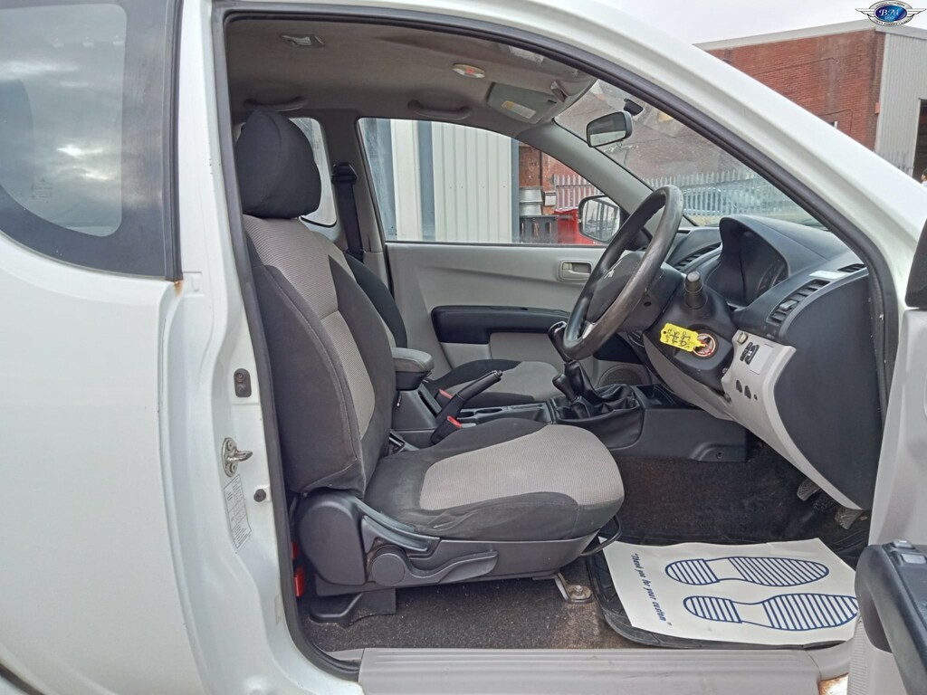Mitsubishi L200 Pickup 2.5 Di-d Barbarian Pickup Double Cab 4Wd White #13