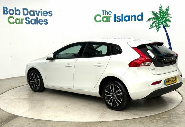 Volvo V40 T2 Gpf Momentum Hatchback White #4
