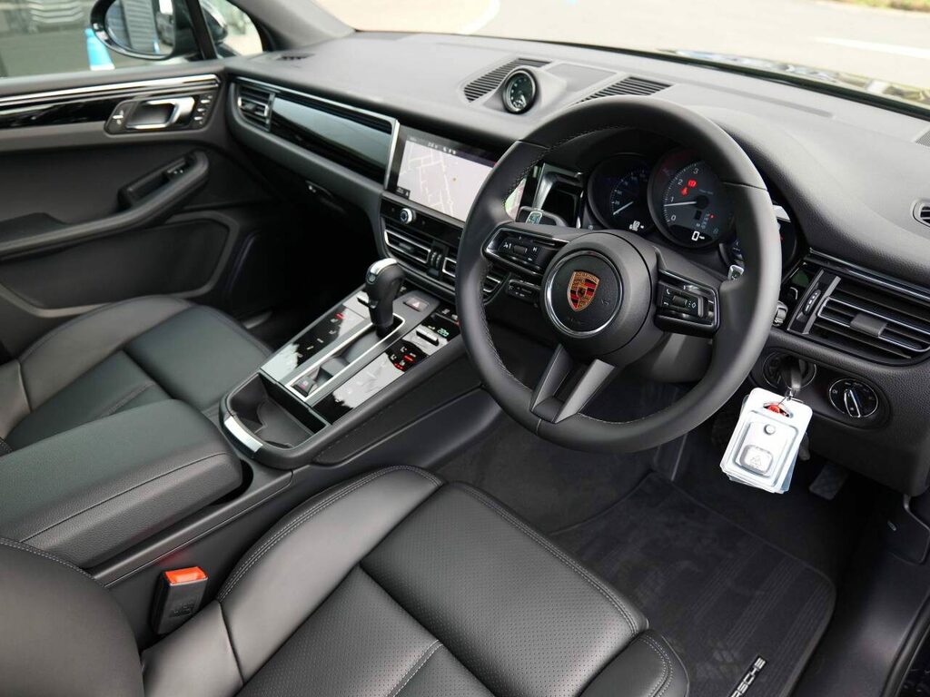 Porsche Macan Petrol Black #5