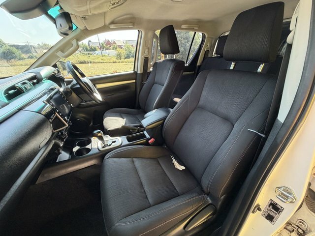 Toyota HILUX D-4d Invincible Pickup Double White #6