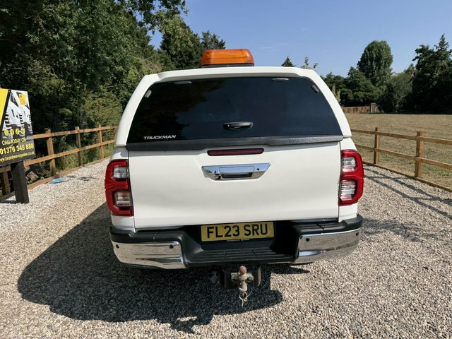 Toyota HILUX D-4d Invincible Pickup Double White #5