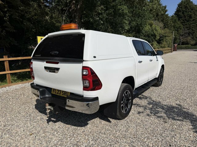 Toyota HILUX D-4d Invincible Pickup Double White #4