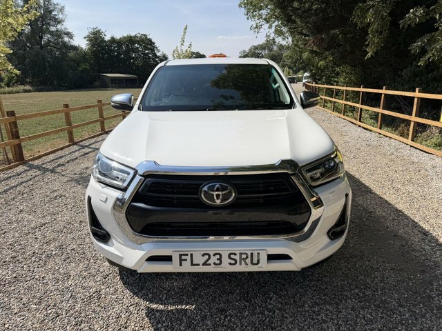 Toyota HILUX D-4d Invincible Pickup Double White #2