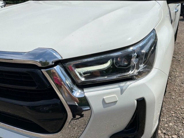 Toyota HILUX D-4d Invincible Pickup Double White #6