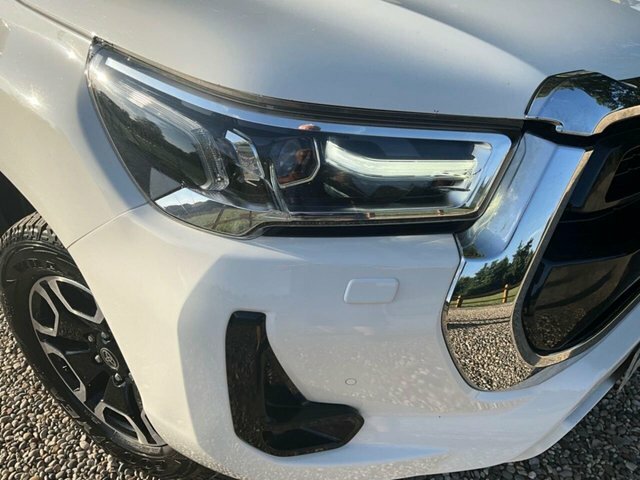 Toyota HILUX D-4d Invincible Pickup Double White #5
