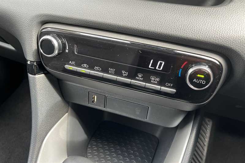 Toyota Yaris 1.5 Hybrid Design Cvt MM23BBF Red #4