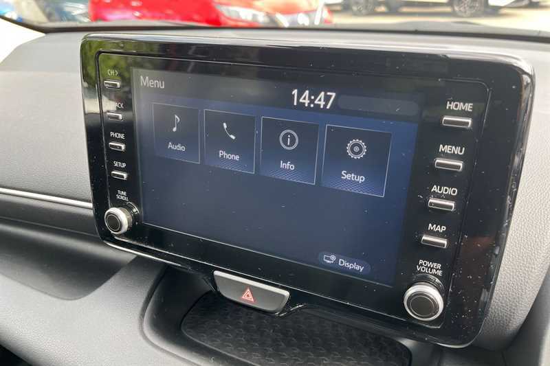 Toyota Yaris 1.5 Hybrid Design Cvt Red
