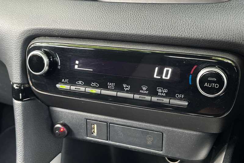 Toyota Yaris 1.5 Hybrid Design Cvt XHZ9365 White #3