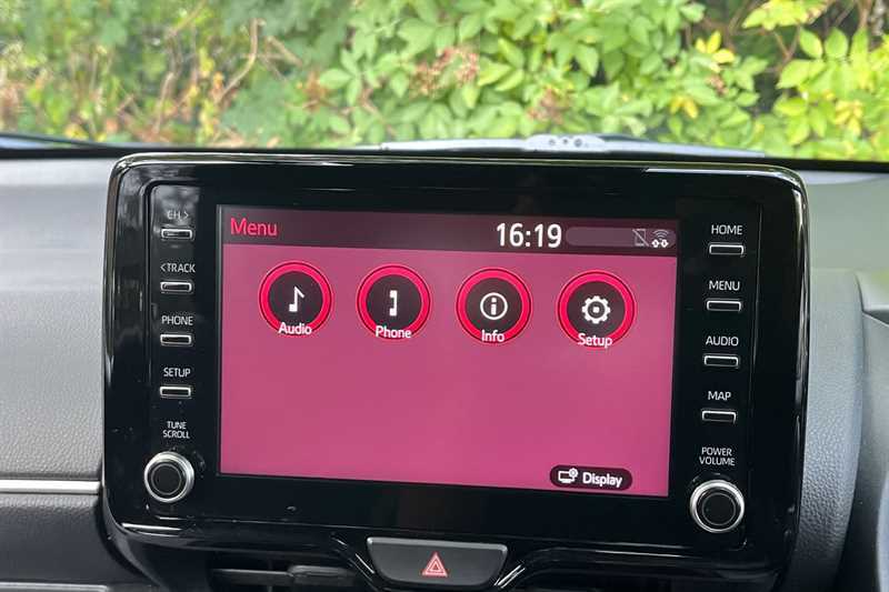Toyota Yaris 1.5 Hybrid Design Cvt White