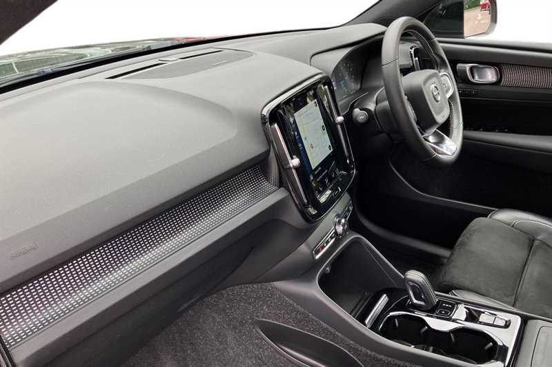 Volvo XC40 1.5 T3 163 R Design Pro Geartronic Black #2
