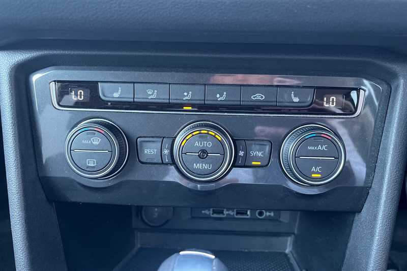 Volkswagen Tiguan Allspace 1.5 Tsi Evo Match Dsg Black #4