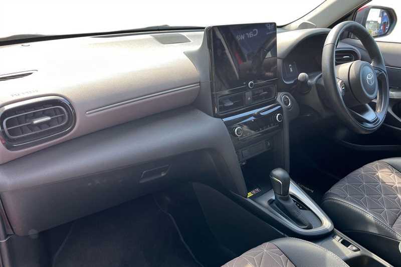 Toyota Yaris Cross Premiere Edition White #10