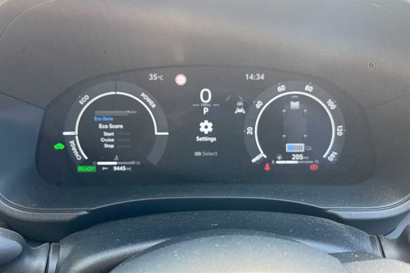 Toyota Yaris Cross Premiere Edition White #17