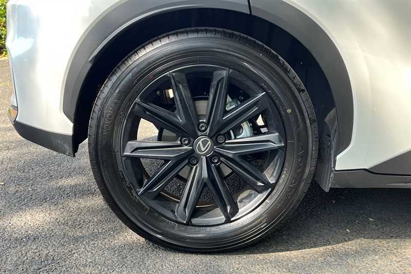 Lexus LBX 1.5 Premium E-cvt White #6