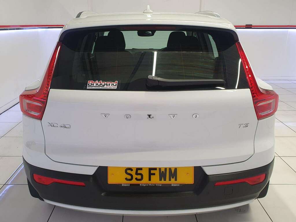 Volvo XC40 1.5 T3 Momentum Suv White #4