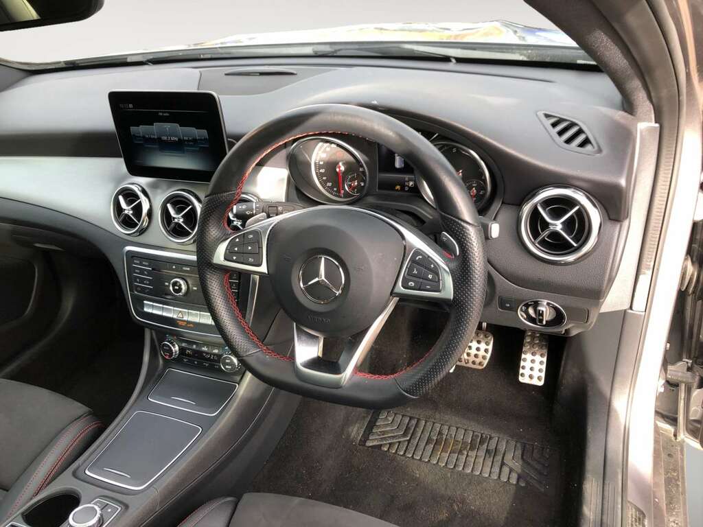 Mercedes-Benz GLA Class 1.6 Gla200 Amg Line Edition Plus Suv Grey #4