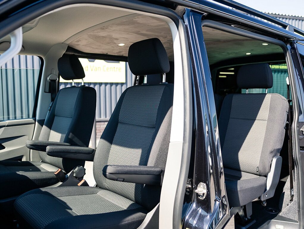 Volkswagen Transporter T6.1 T32 Highline Kombi 2.0 Tdi 150Ps Dsg Swb With Black