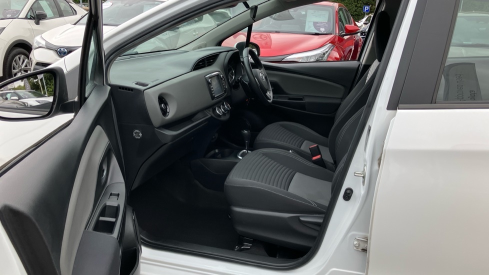 Toyota Yaris Icon KR20XJE White #5