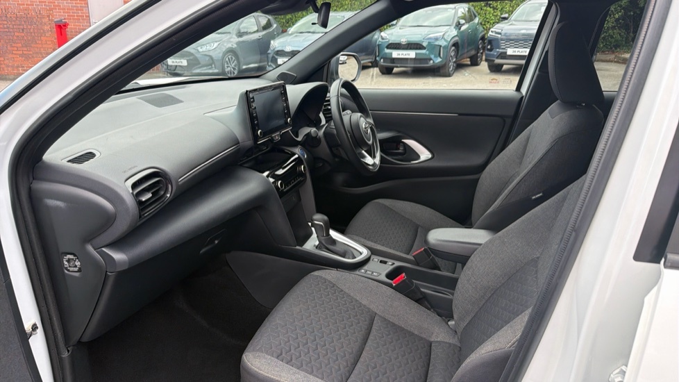 Toyota Yaris Cross Design YE23SZW White #5