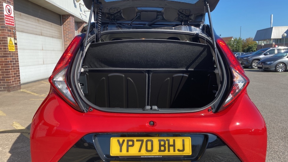 Toyota Aygo X X-clusiv Red #4