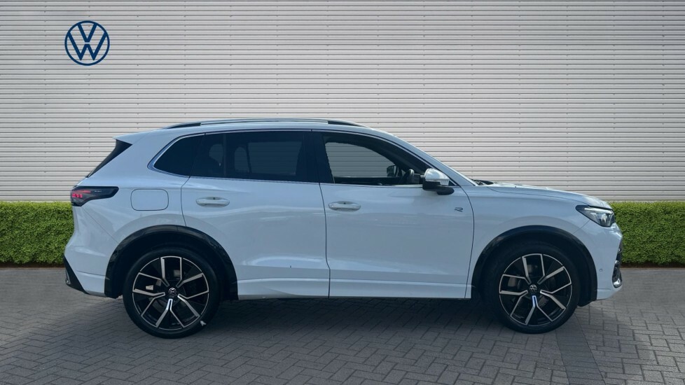 Volkswagen Tiguan R-line FD74VXB White #4