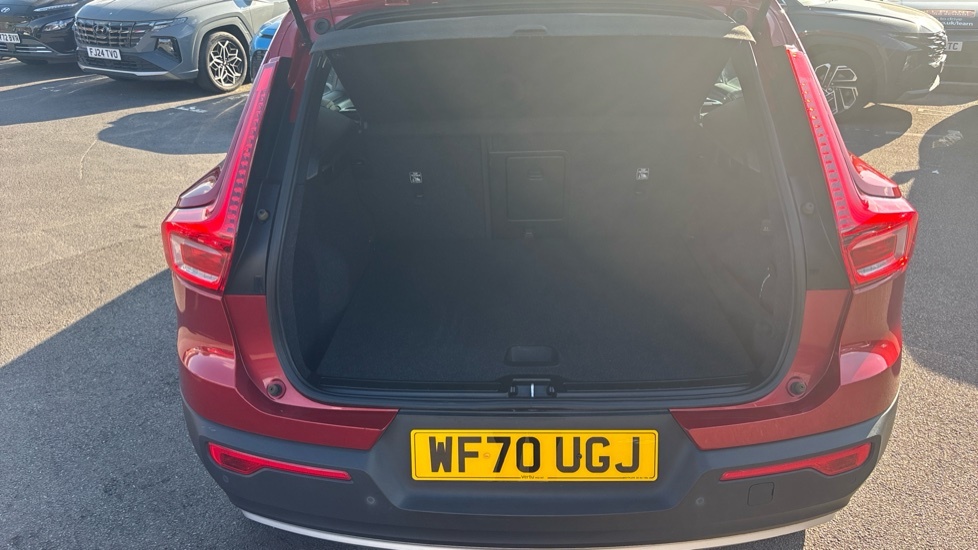 Volvo XC40 Momentum Red #4