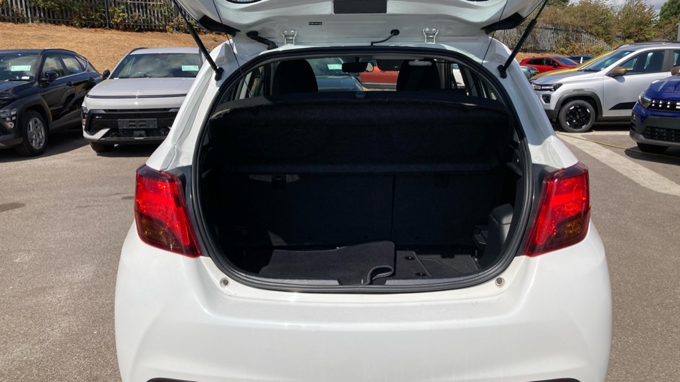Toyota Yaris Icon White #3