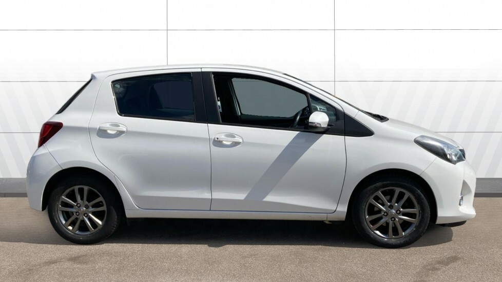 Toyota Yaris Icon White #4