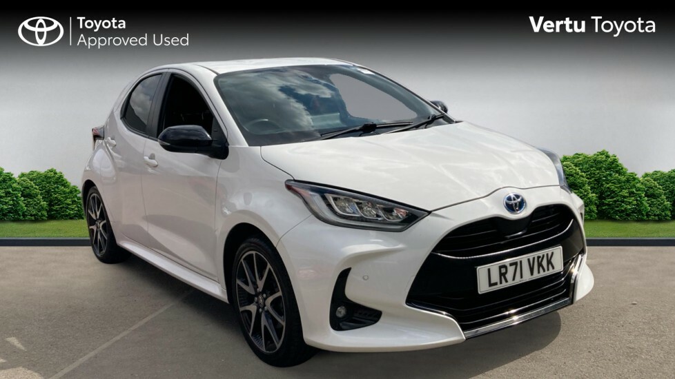 Toyota Yaris Dynamic White