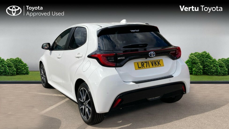 Toyota Yaris Dynamic White #4