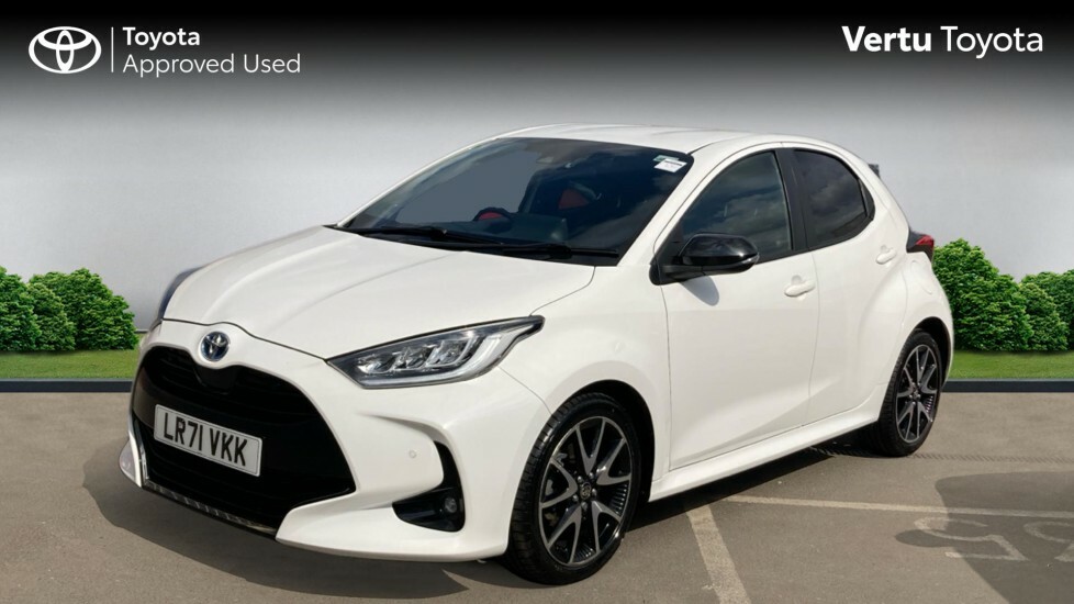 Toyota Yaris Dynamic White #3