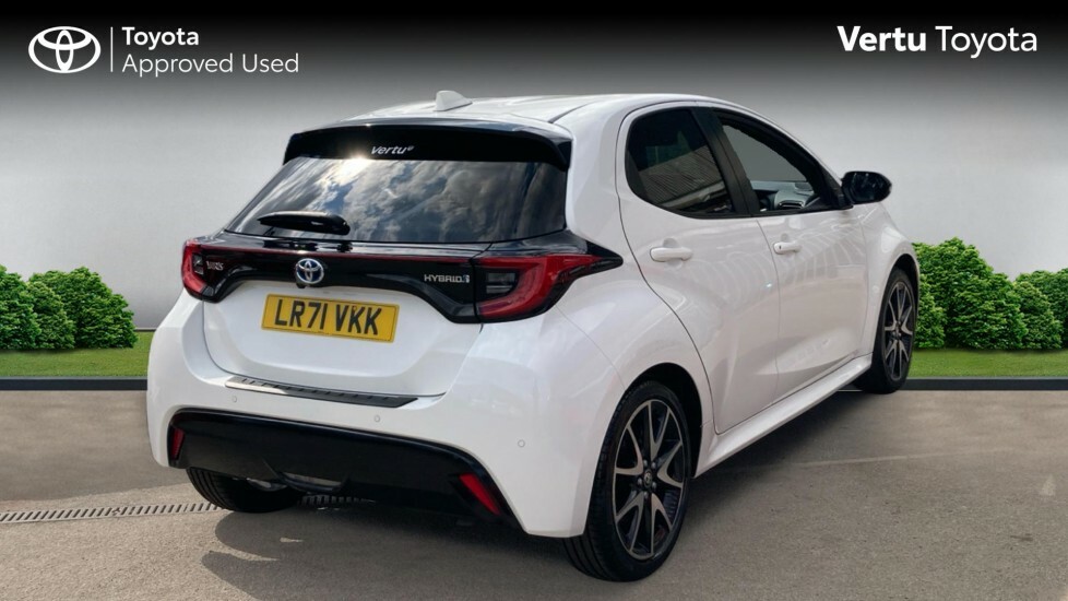Toyota Yaris Dynamic White #2