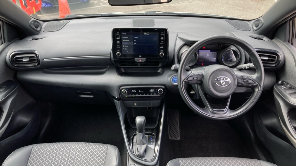 Toyota Yaris Dynamic White #6