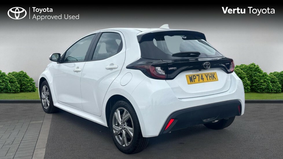 Toyota Yaris Icon White #4