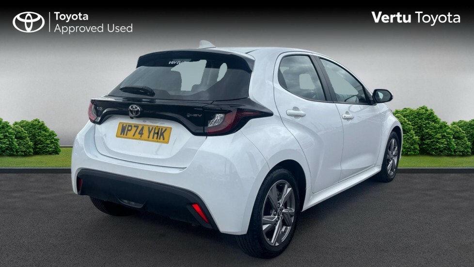 Toyota Yaris Icon White #2