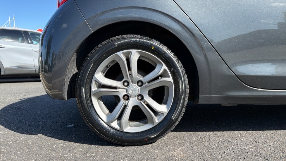 Peugeot 208 208 Style Black #7