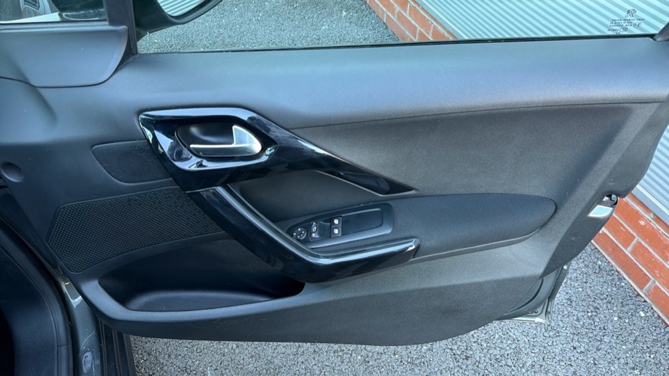 Peugeot 208 208 Style Black #26