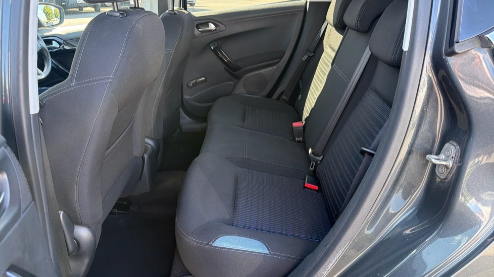 Peugeot 208 208 Style Black #16