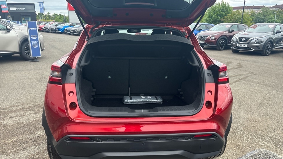 Nissan Juke Tekna Red #4