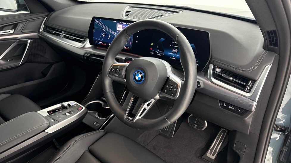 BMW iX1 M Sport Green #6
