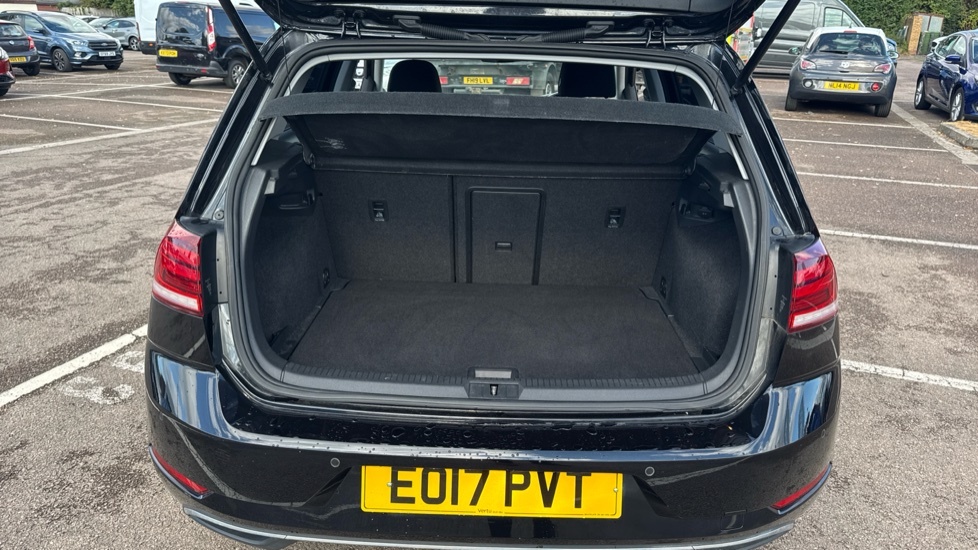 Volkswagen Golf Se Black #4