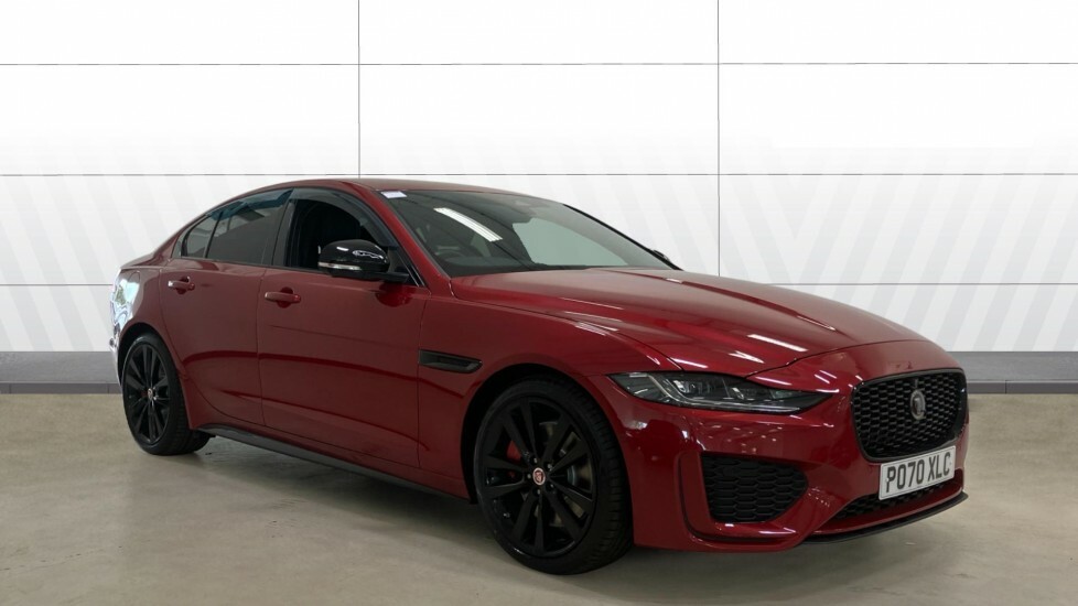 Jaguar XE R-dynamic Black Red