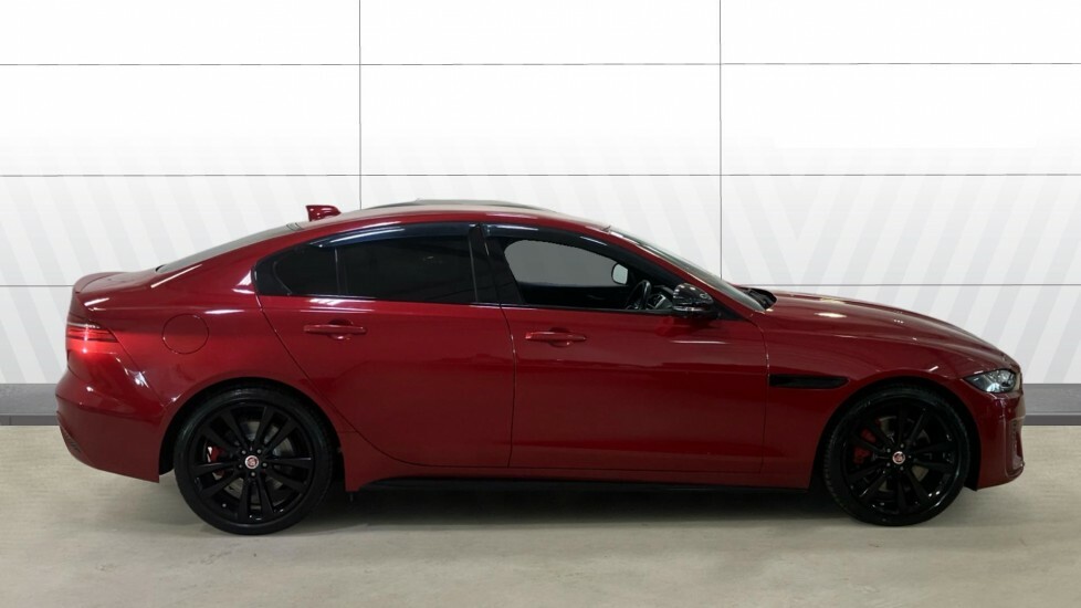Jaguar XE R-dynamic Black Red #5