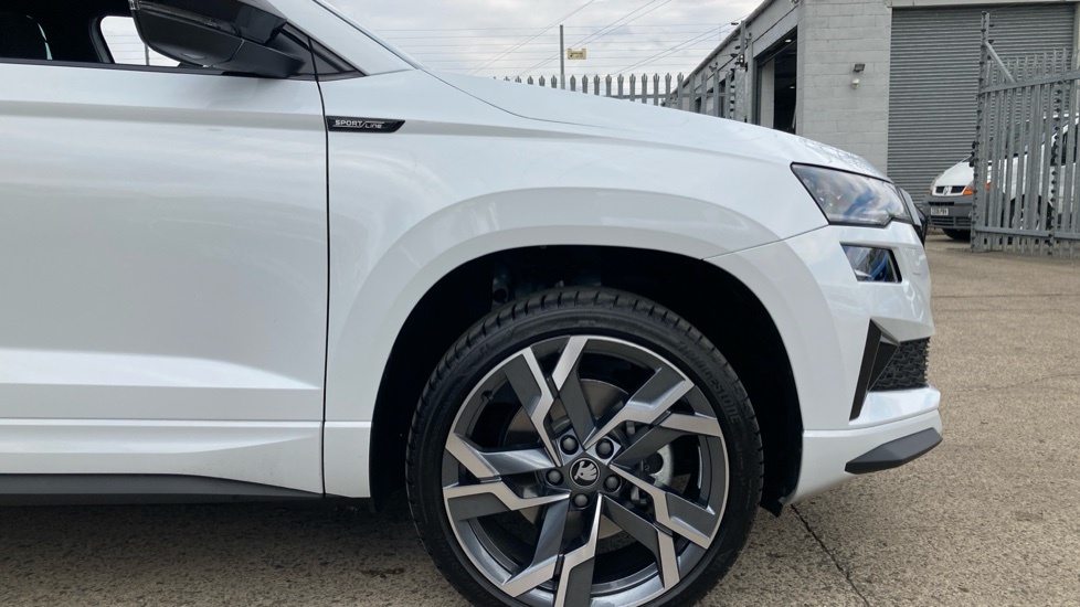 Skoda Karoq Sportline Edition White #5