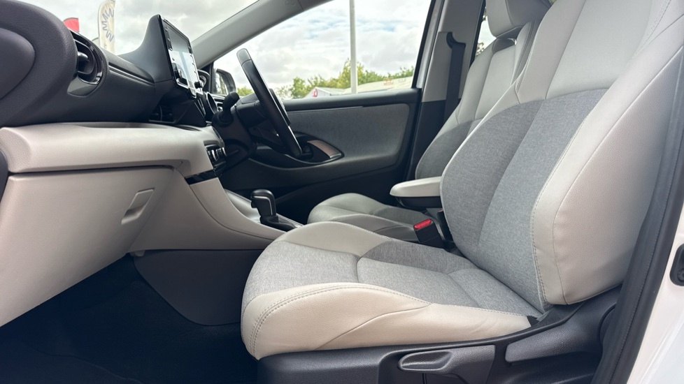 Toyota Yaris Excel White #5