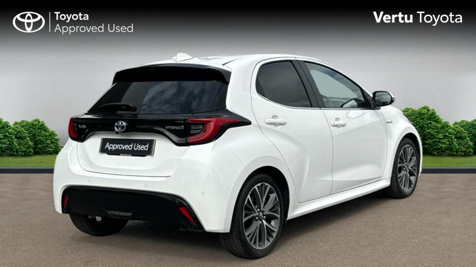 Toyota Yaris Excel White #2