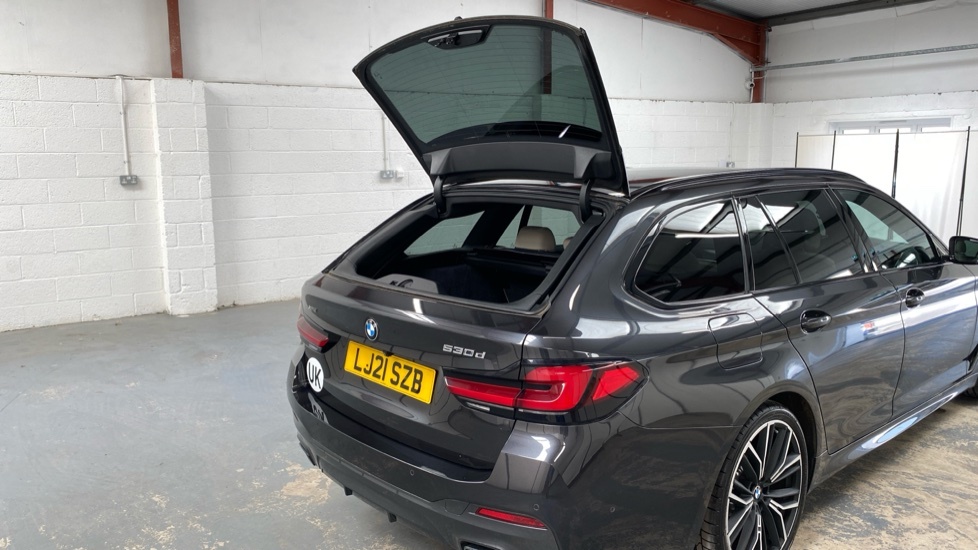 BMW 5 Series 4.8 550I V8 M Sport Euro 4 White #44