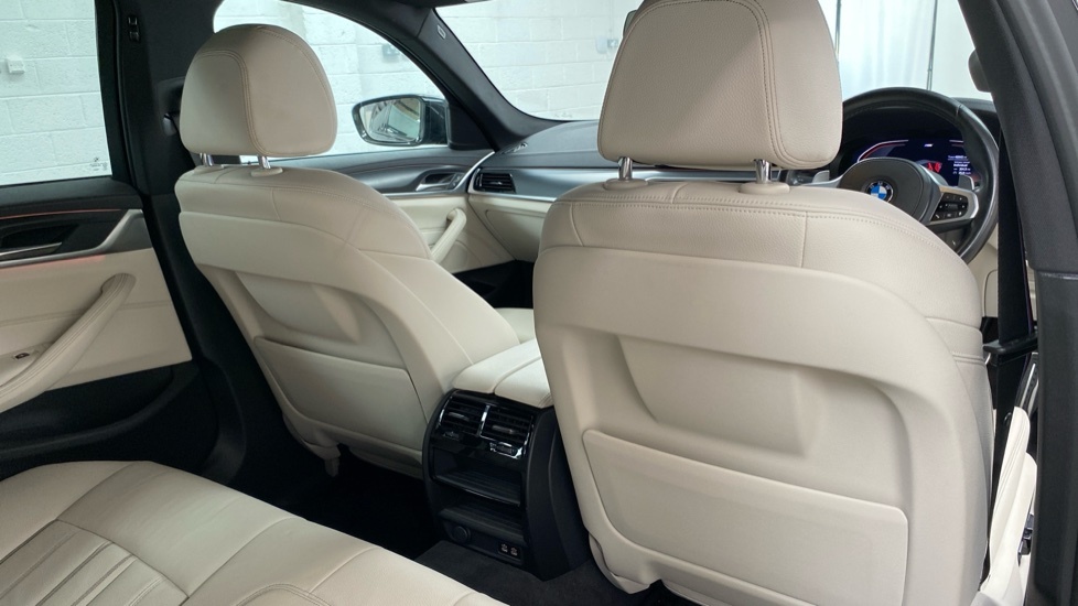 BMW 5 Series 4.8 550I V8 M Sport Euro 4 White #51