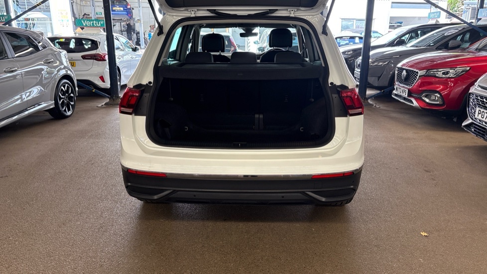 Volkswagen Tiguan Life White #4